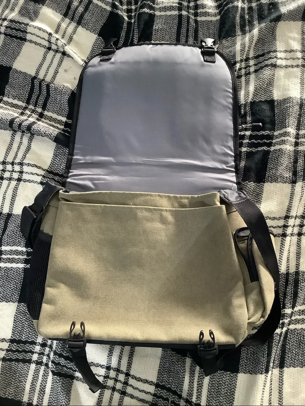 Wenger khaki green laptop messenger bag